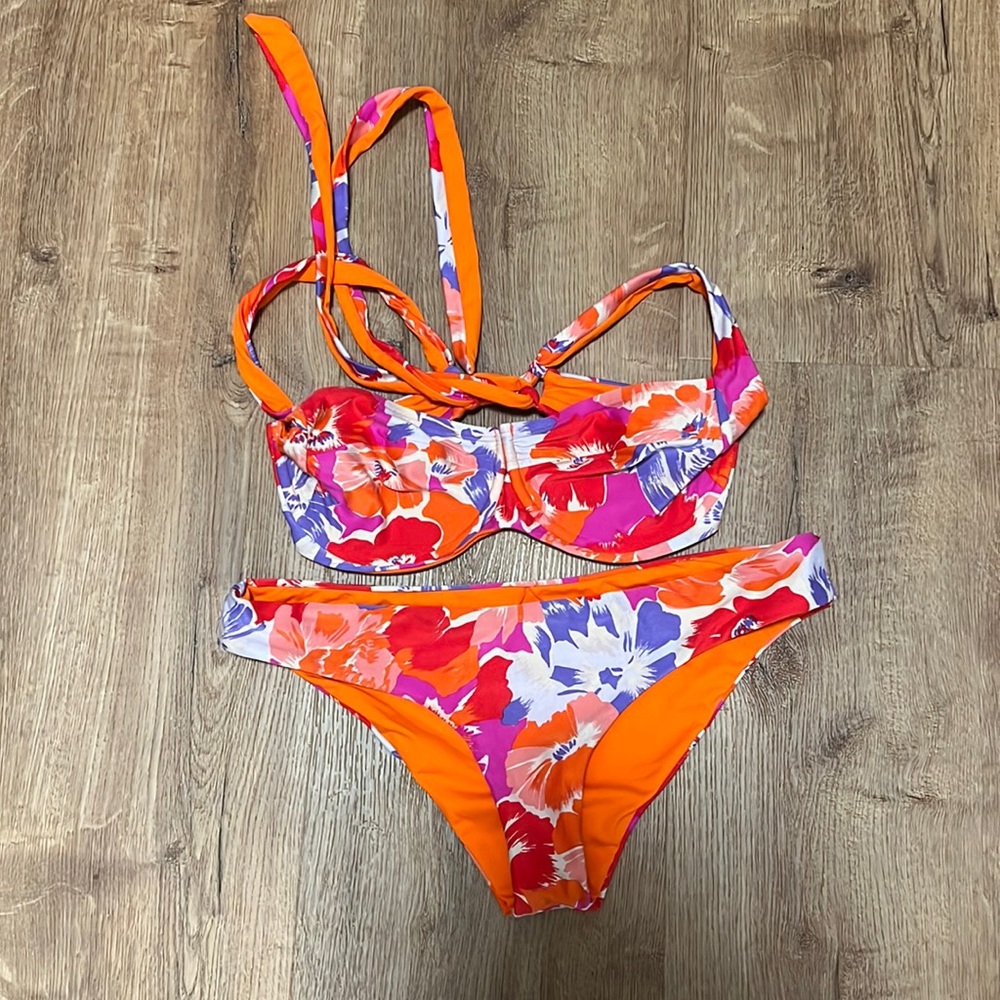 L-space swim .size M .worn once . Low rise bottom . Top X in the back and ties.